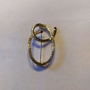 Initial brooch capital O textured goldtone